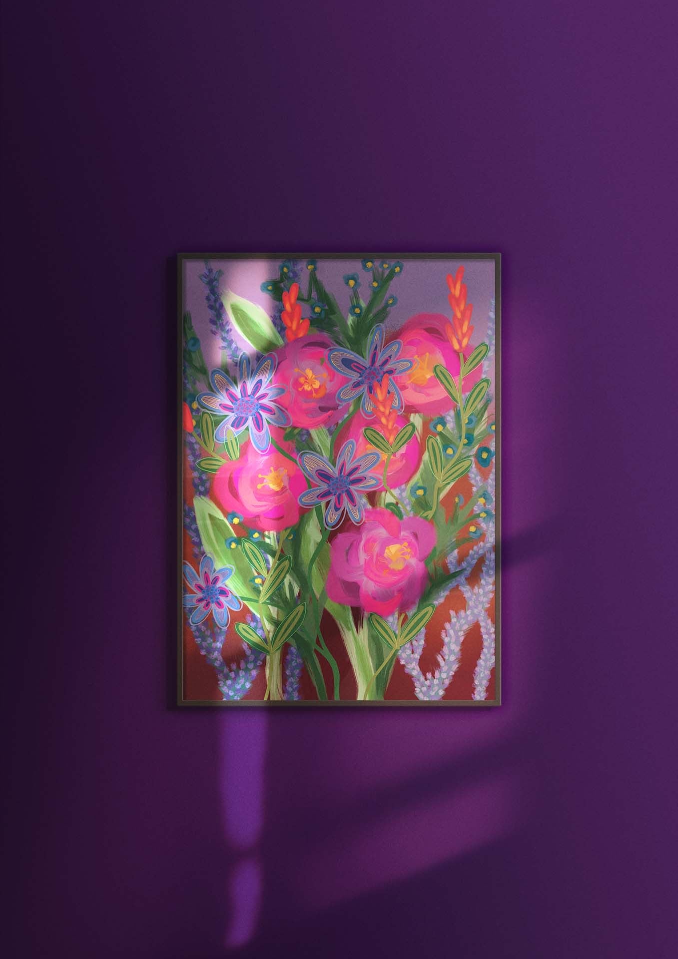 Art print van Studio LilaLine met een expressieve wilde bloem in paarse tinten – de bloem is losjes geïllustreerd met speelse vormen en een levendige uitstraling, aangevuld met accenten van roze en groen. De print straalt kracht en natuurlijke spontaniteit uit, en is een echte blikvanger aan de muur of in een stijlvolle lijst.