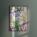 Art print van Studio LilaLine met een sierlijke wilde bloem in pastelkleuren – de illustratie toont een losse, organische bloemvorm in zachte tinten roze, paars, blauw en groen. De stijl is dromerig en natuurlijk, alsof de bloem net uit een veld is geplukt en op papier is vastgelegd. Perfect als poster aan de muur of elegant ingelijst in een lichte ruimte.