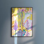 Art print van Studio LilaLine met een elegante vingerhoedsplant in groene, blauwe en paarse tinten – de lange bloeistengel buigt sierlijk naar beneden en draagt klokvormige bloemen met een zachte, natuurlijke uitstraling. De illustratie voelt botanisch en rustgevend, en is prachtig als wanddecoratie in een lijst of los aan de muur.