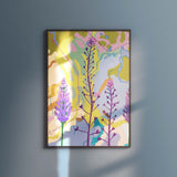 Art print van Studio LilaLine met een elegante vingerhoedsplant in groene, blauwe en paarse tinten – de lange bloeistengel buigt sierlijk naar beneden en draagt klokvormige bloemen met een zachte, natuurlijke uitstraling. De illustratie voelt botanisch en rustgevend, en is prachtig als wanddecoratie in een lijst of los aan de muur.