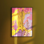 Art print van Studio LilaLine met een sierlijke vingerhoedsplant in tinten roze, paars en geel – de klokvormige bloemen hangen in een elegante boog langs een hoge stengel en hebben een zachte, dromerige uitstraling. De print combineert botanische verfijning met warme kleuren en is perfect om in te lijsten als kunstzinnig accent aan de muur.