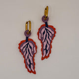 Oorbellen Vlamblad Lang – Rood & Roze op Lila