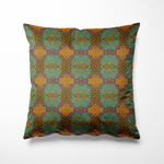 Vierkant kussen geschikt voor binnen en buiten, met een retro-geïnspireerd patroon van bloemachtige vormen in turquoise, oranje en bruin op een paarse achtergrond. Het herhalende mozaïekdesign geeft het kussen een speelse seventies vibe – perfect voor een kleurrijk interieur of vrolijke tuinset.