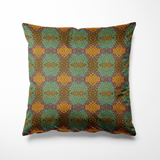 Vierkant kussen geschikt voor binnen en buiten, met een retro-geïnspireerd patroon van bloemachtige vormen in turquoise, oranje en bruin op een paarse achtergrond. Het herhalende mozaïekdesign geeft het kussen een speelse seventies vibe – perfect voor een kleurrijk interieur of vrolijke tuinset.