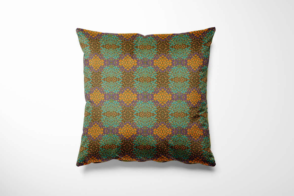 Vierkant kussen geschikt voor binnen en buiten, met een retro-geïnspireerd patroon van bloemachtige vormen in turquoise, oranje en bruin op een paarse achtergrond. Het herhalende mozaïekdesign geeft het kussen een speelse seventies vibe – perfect voor een kleurrijk interieur of vrolijke tuinset.