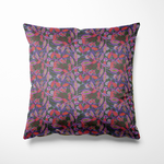 Kussen voor binnen en buiten met een dynamisch patroon van speelse blaadjes en bessen in paars, rood, roze en felgroen, op een donkere, mysterieuze achtergrond. Het ontwerp heeft een retro-hipster vibe met een vleugje psychedelische flair, perfect voor wie houdt van kleur, contrast en karakter. Gemaakt van stevig, waterafstotend materiaal, geschikt voor zowel je interieur als je tuinbank.
