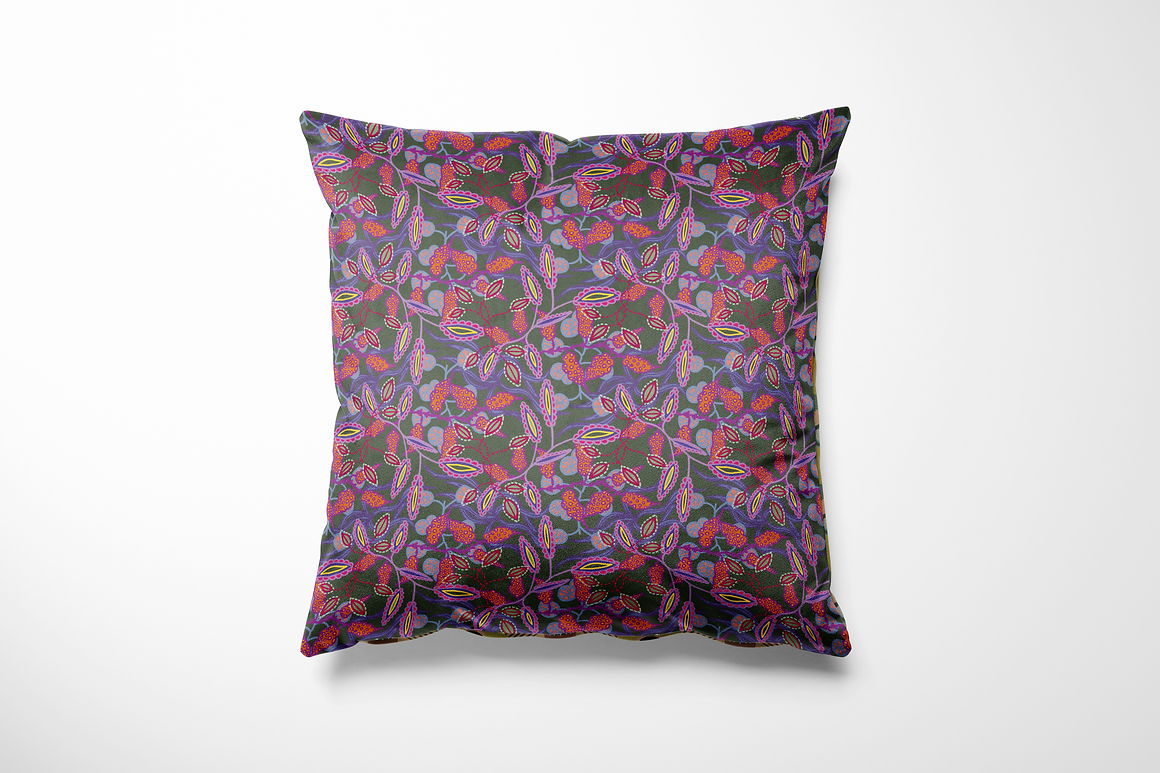 Kussen voor binnen en buiten met een dynamisch patroon van speelse blaadjes en bessen in paars, rood, roze en felgroen, op een donkere, mysterieuze achtergrond. Het ontwerp heeft een retro-hipster vibe met een vleugje psychedelische flair, perfect voor wie houdt van kleur, contrast en karakter. Gemaakt van stevig, waterafstotend materiaal, geschikt voor zowel je interieur als je tuinbank.