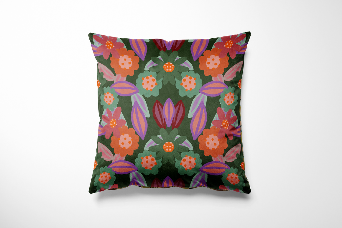 Kussen voor binnen en buiten met een speels bloemenpatroon in warme tinten als oranje, aubergine, zachtgroen en paars. De bloemen hebben iets weg van vrolijke koekjes met glazuur, wat het ontwerp een luchtige en vrolijke uitstraling geeft. De achtergrond is donkergroen en zorgt voor een mooi contrast. Gemaakt van stevige, waterafstotende stof, perfect voor zowel binnen op de bank als buiten in de tuin of op het balkon.