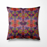 Kussen voor binnen en buiten met een uitbundige bloemenprint in fuchsia, paars, oranje en groen. Een kleurrijke compositie waarin exotische bloemen en fantasiebladeren samensmelten tot een bijna magisch patroon. De print heeft een speelse retro-touch en verrast steeds opnieuw. Gemaakt van hoogwaardige, weerbestendige stof die perfect is voor binnen op de bank of buiten op je terras.