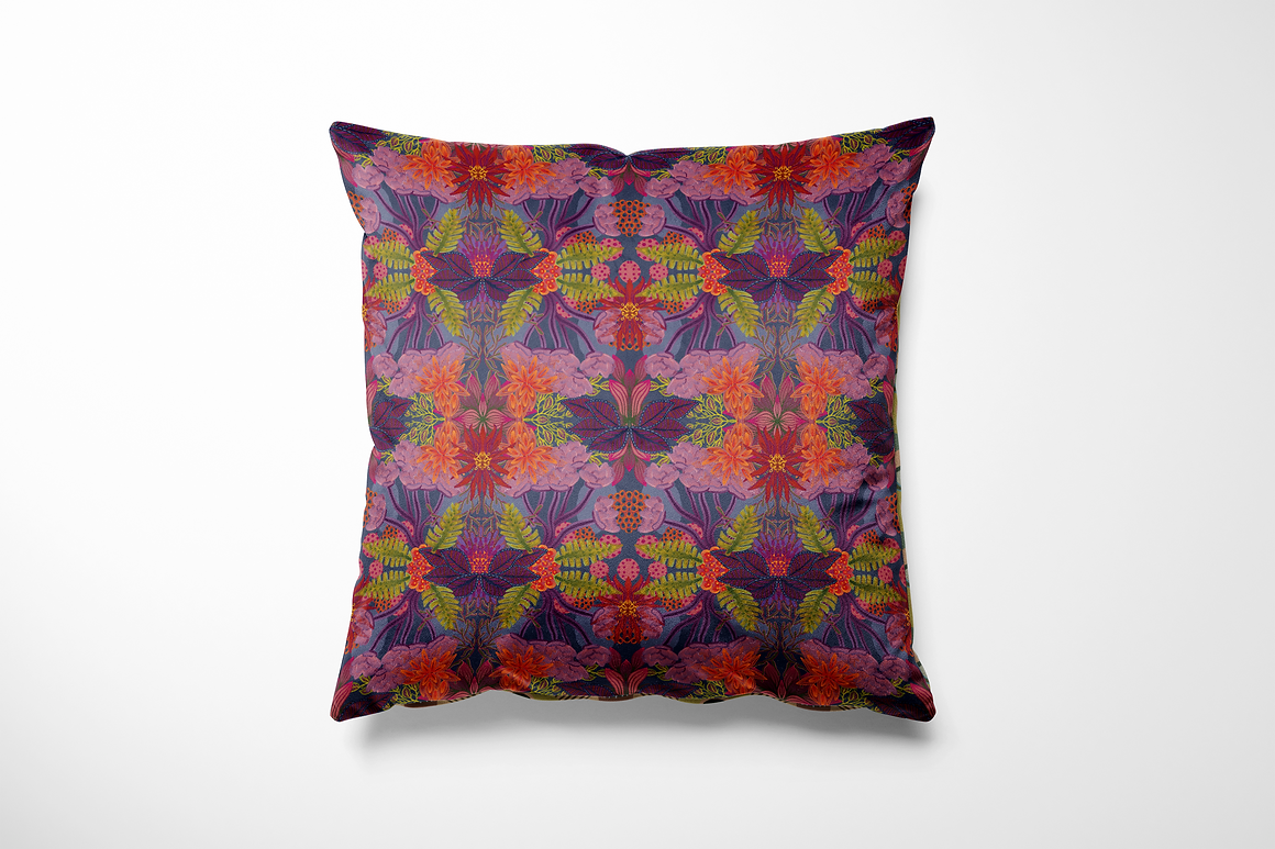 Kussen voor binnen en buiten met een uitbundige bloemenprint in fuchsia, paars, oranje en groen. Een kleurrijke compositie waarin exotische bloemen en fantasiebladeren samensmelten tot een bijna magisch patroon. De print heeft een speelse retro-touch en verrast steeds opnieuw. Gemaakt van hoogwaardige, weerbestendige stof die perfect is voor binnen op de bank of buiten op je terras.