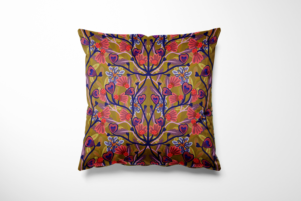 Vierkant binnen- en buitenkussen met een speels, symmetrisch bloemenpatroon in roze, rood en paars met hartvormige details in donkerblauw. De print staat op een mosterdgele achtergrond met olijfgroene accenten, wat zorgt voor een retro en funky uitstraling die elke tuinset of bank direct opvrolijkt.