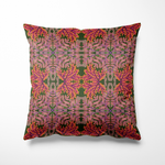 Kussen voor binnen en buiten met een symmetrisch patroon van sierlijke bladeren en takken in roze, oranje en lila tinten op een diepe olijfgroene achtergrond. De print oogt als een botanisch mozaïek vol groeikracht en elegantie. De rijke kleuren en fijne details brengen natuur, warmte en vrolijkheid naar je interieur of buitenplek. Gemaakt van weerbestendige stof, perfect voor zowel binnen als buiten gebruik.