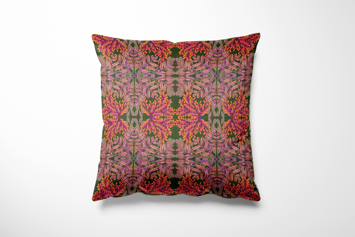 Kussen voor binnen en buiten met een symmetrisch patroon van sierlijke bladeren en takken in roze, oranje en lila tinten op een diepe olijfgroene achtergrond. De print oogt als een botanisch mozaïek vol groeikracht en elegantie. De rijke kleuren en fijne details brengen natuur, warmte en vrolijkheid naar je interieur of buitenplek. Gemaakt van weerbestendige stof, perfect voor zowel binnen als buiten gebruik.
