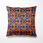 Kussen voor binnen en buiten met een levendige herfstsfeer in diepe blauwtinten, vurige oranje lijnen en speelse bloemen in paars, geel en roze. Tussen de bladeren duiken vrolijke lieveheersbeestjes op die het ontwerp een eigenwijs accent geven. De print is energiek en vol beweging, perfect voor wie kleur en karakter wil toevoegen aan tuin of interieur. Gemaakt van duurzame stof die geschikt is voor binnen én buitengebruik.