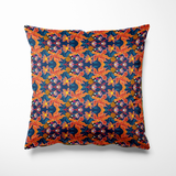 Kussen voor binnen en buiten met een levendige herfstsfeer in diepe blauwtinten, vurige oranje lijnen en speelse bloemen in paars, geel en roze. Tussen de bladeren duiken vrolijke lieveheersbeestjes op die het ontwerp een eigenwijs accent geven. De print is energiek en vol beweging, perfect voor wie kleur en karakter wil toevoegen aan tuin of interieur. Gemaakt van duurzame stof die geschikt is voor binnen én buitengebruik.