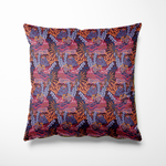 Kussen voor binnen en buiten met een uitbundige koraalprint in diepe rood- en paarstinten, gecombineerd met oranje, lila en lavendelblauw. De symmetrische compositie doet denken aan een tropisch rif, vol grillige vormen en zachte beweging. Perfect als kleurrijke eyecatcher op je bank, terras of balkon. Gemaakt van stevige en waterafstotende stof.