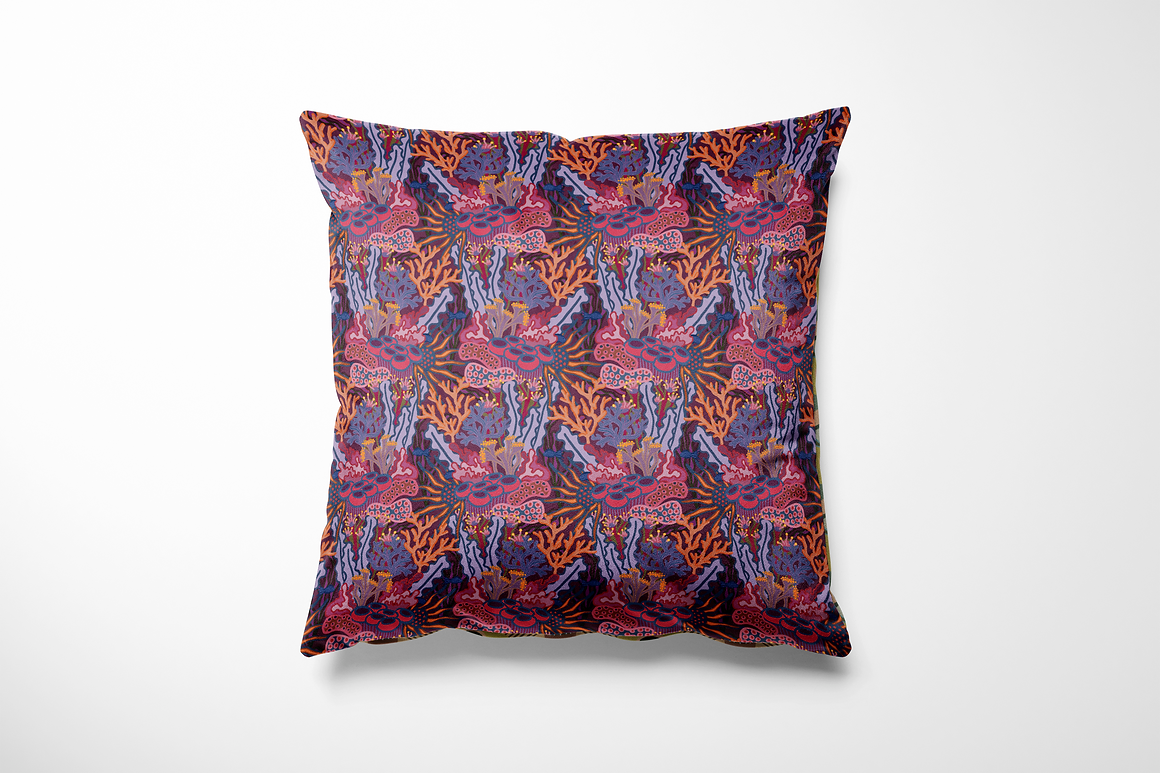 Kussen voor binnen en buiten met een uitbundige koraalprint in diepe rood- en paarstinten, gecombineerd met oranje, lila en lavendelblauw. De symmetrische compositie doet denken aan een tropisch rif, vol grillige vormen en zachte beweging. Perfect als kleurrijke eyecatcher op je bank, terras of balkon. Gemaakt van stevige en waterafstotende stof.