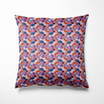 Kussen voor binnen en buiten met een speelse, abstracte print in lila, oudroze, oranje en paars. Golvende vormen in retro Memphis-stijl worden afgewisseld met stipjes in marineblauw, waardoor het geheel een vrolijke en moderne uitstraling krijgt. De print is herhalend maar vol beweging, perfect als kleurrijke eyecatcher in je interieur of tuin. Gemaakt van stevige, waterafstotende stof.