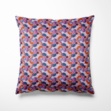 Kussen voor binnen en buiten met een speelse, abstracte print in lila, oudroze, oranje en paars. Golvende vormen in retro Memphis-stijl worden afgewisseld met stipjes in marineblauw, waardoor het geheel een vrolijke en moderne uitstraling krijgt. De print is herhalend maar vol beweging, perfect als kleurrijke eyecatcher in je interieur of tuin. Gemaakt van stevige, waterafstotende stof.