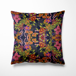 Kussen voor binnen en buiten met een weelderige bloemenprint op een diepe donkerblauwe achtergrond. Het dessin toont fantasierijke bloemen in tinten roze, oranje, paars en rood, omringd door groene bladeren en ranken. De symmetrische compositie geeft een magisch, bijna sprookjesachtig effect – perfect voor een kleurrijk en stijlvol interieur of een dromerig hoekje in de tuin.