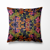 Kussen voor binnen en buiten met een weelderige bloemenprint op een diepe donkerblauwe achtergrond. Het dessin toont fantasierijke bloemen in tinten roze, oranje, paars en rood, omringd door groene bladeren en ranken. De symmetrische compositie geeft een magisch, bijna sprookjesachtig effect – perfect voor een kleurrijk en stijlvol interieur of een dromerig hoekje in de tuin.