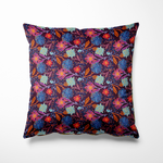 Kussen voor binnen en buiten met een dromerige bloemenprint in diepe kleuren. Blauwe en turquoise bloemen dansen op een bordeauxrode achtergrond, afgewisseld met fuchsia bloesems, roestbruine blaadjes en subtiele paarse details. Een kleurrijk patroon dat tegelijk rust én energie geeft – perfect voor mindful loungen in je tuin of op de bank. Gemaakt van sterke, waterafstotende stof voor gebruik binnen en buiten.