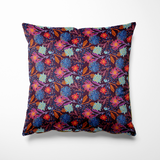 Kussen voor binnen en buiten met een dromerige bloemenprint in diepe kleuren. Blauwe en turquoise bloemen dansen op een bordeauxrode achtergrond, afgewisseld met fuchsia bloesems, roestbruine blaadjes en subtiele paarse details. Een kleurrijk patroon dat tegelijk rust én energie geeft – perfect voor mindful loungen in je tuin of op de bank. Gemaakt van sterke, waterafstotende stof voor gebruik binnen en buiten.