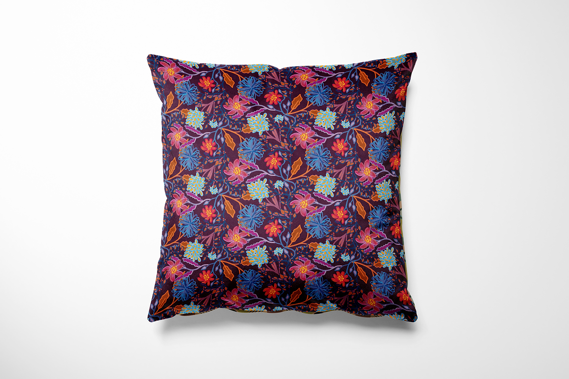 Kussen voor binnen en buiten met een dromerige bloemenprint in diepe kleuren. Blauwe en turquoise bloemen dansen op een bordeauxrode achtergrond, afgewisseld met fuchsia bloesems, roestbruine blaadjes en subtiele paarse details. Een kleurrijk patroon dat tegelijk rust én energie geeft – perfect voor mindful loungen in je tuin of op de bank. Gemaakt van sterke, waterafstotende stof voor gebruik binnen en buiten.