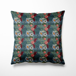 Vierkant binnen- en buitenkussen met een klassiek bloemmotief in roestrood, zachtblauw, olijfgroen en crème op een donkergroene achtergrond. De herhalende boeketten met grote bloemen en decoratieve bladeren geven het kussen een chique, vintage uitstraling die zowel binnen als buiten warmte en stijl toevoegt.