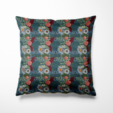 Vierkant binnen- en buitenkussen met een klassiek bloemmotief in roestrood, zachtblauw, olijfgroen en crème op een donkergroene achtergrond. De herhalende boeketten met grote bloemen en decoratieve bladeren geven het kussen een chique, vintage uitstraling die zowel binnen als buiten warmte en stijl toevoegt.