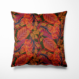 Kussen voor binnen en buiten met een warm herfstpatroon vol sierlijke bladeren in tinten van oranje, rood en aubergine, tegen een donkergroene achtergrond. De print straalt geborgenheid en rijkdom uit, alsof je wandelt door een bos vol vallend blad. Perfect voor een knus hoekje in huis of om buiten de nazomer te verlengen. Gemaakt van stevige, waterafstotende stof voor binnen en buitengebruik.