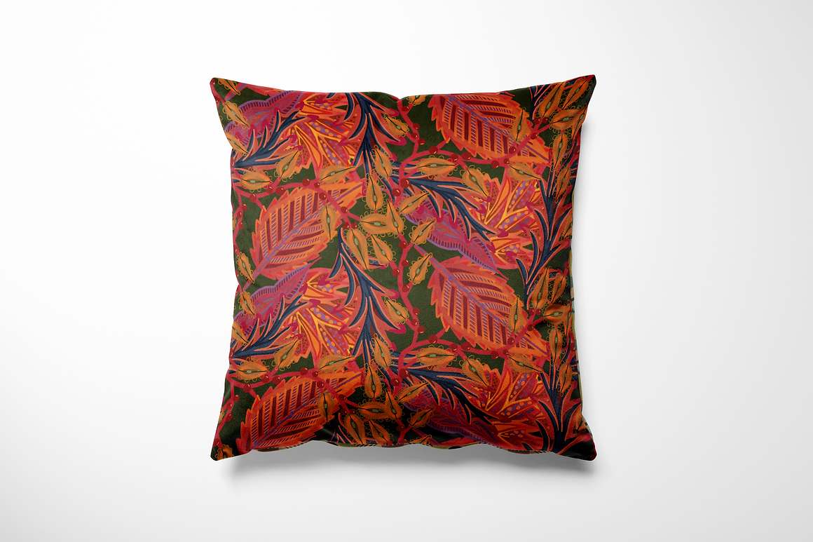 Kussen voor binnen en buiten met een warm herfstpatroon vol sierlijke bladeren in tinten van oranje, rood en aubergine, tegen een donkergroene achtergrond. De print straalt geborgenheid en rijkdom uit, alsof je wandelt door een bos vol vallend blad. Perfect voor een knus hoekje in huis of om buiten de nazomer te verlengen. Gemaakt van stevige, waterafstotende stof voor binnen en buitengebruik.