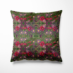 Kussen voor binnen en buiten met een rijk bloemenpatroon op een donkergroene achtergrond. Felrode klaprozen, paarse bloemen met gele harten en speelse roze accenten vormen samen een weelderige print vol beweging en kleur. Een vrolijke, botanische blikvanger voor je bank, tuinstoel of loungehoek.