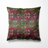 Kussen voor binnen en buiten met een rijk bloemenpatroon op een donkergroene achtergrond. Felrode klaprozen, paarse bloemen met gele harten en speelse roze accenten vormen samen een weelderige print vol beweging en kleur. Een vrolijke, botanische blikvanger voor je bank, tuinstoel of loungehoek.