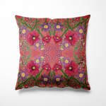 Kussen voor binnen en buiten met een levendig bloemenpatroon van roze klaprozen, paarse bloemen met gele hartjes en frisgroene bladeren. De achtergrond is een warme roze tint met symmetrische details, wat zorgt voor een vrolijke, zomerse uitstraling met een vleugje romantiek. Ideaal om kleur toe te voegen aan je tuinbank of favoriete leesstoel.