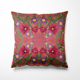 Kussen voor binnen en buiten met een levendig bloemenpatroon van roze klaprozen, paarse bloemen met gele hartjes en frisgroene bladeren. De achtergrond is een warme roze tint met symmetrische details, wat zorgt voor een vrolijke, zomerse uitstraling met een vleugje romantiek. Ideaal om kleur toe te voegen aan je tuinbank of favoriete leesstoel.