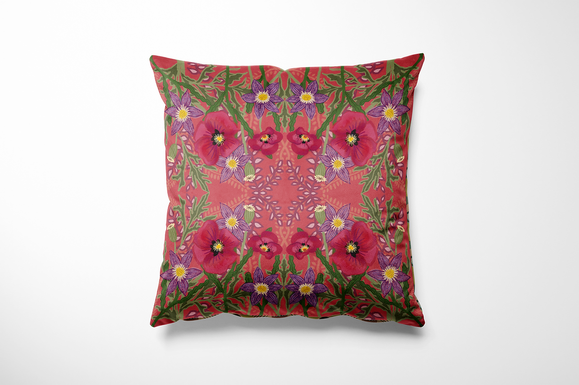 Kussen voor binnen en buiten met een levendig bloemenpatroon van roze klaprozen, paarse bloemen met gele hartjes en frisgroene bladeren. De achtergrond is een warme roze tint met symmetrische details, wat zorgt voor een vrolijke, zomerse uitstraling met een vleugje romantiek. Ideaal om kleur toe te voegen aan je tuinbank of favoriete leesstoel.