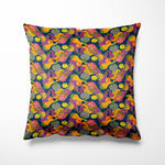 Vierkant binnen- en buitenkussen met een speelse pompoenprint in oranje, limegroen, roze, paars en geel op een donkerblauwe achtergrond. Het patroon bestaat uit herhalende vormen van sierpompoenen en bloemen, die zorgen voor een kleurrijk herfstgevoel met een vrolijke twist – perfect voor op de bank of je tuinset.