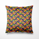 Vierkant binnen- en buitenkussen met een speelse pompoenprint in oranje, limegroen, roze, paars en geel op een donkerblauwe achtergrond. Het patroon bestaat uit herhalende vormen van sierpompoenen en bloemen, die zorgen voor een kleurrijk herfstgevoel met een vrolijke twist – perfect voor op de bank of je tuinset.