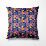 Vierkant binnen- en buitenkussen met een speelse bloemenprint in paars, roze en lila op een diepblauwe achtergrond. Heldere accenten in mosterdgeel geven het ontwerp extra pit. De print toont fantasiebloemen met lange blaadjes die in alle richtingen dansen, perfect voor een vrolijke en kleurrijke sfeer op je bank of tuinstoel.