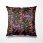 Vierkant binnen- en buitenkussen met een retro bloemenpatroon in paarstinten, oudroze, donkerrood, mosgroen en diepblauw. Het design heeft een symmetrische, golvende opbouw met organische vormen en stipaccenten, perfect voor een kleurrijk interieur of een speelse tuinsetting.