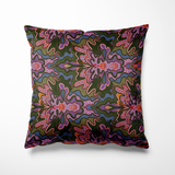 Vierkant binnen- en buitenkussen met een retro bloemenpatroon in paarstinten, oudroze, donkerrood, mosgroen en diepblauw. Het design heeft een symmetrische, golvende opbouw met organische vormen en stipaccenten, perfect voor een kleurrijk interieur of een speelse tuinsetting.