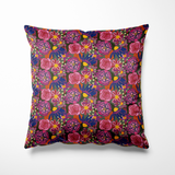 Kussen voor binnen en buiten met een romantische bloemenprint in diepe kleuren. Op een warme roestrode achtergrond bloeien rozen in roze en fuchsia, afgewisseld met bloemen in donkerblauw, zacht lila en felgeel. Dit kleurrijke patroon geeft een zwoele, dromerige sfeer aan je tuin of interieur. Gemaakt van waterafstotende buitenstof – dus ideaal voor binnen én buiten loungen.