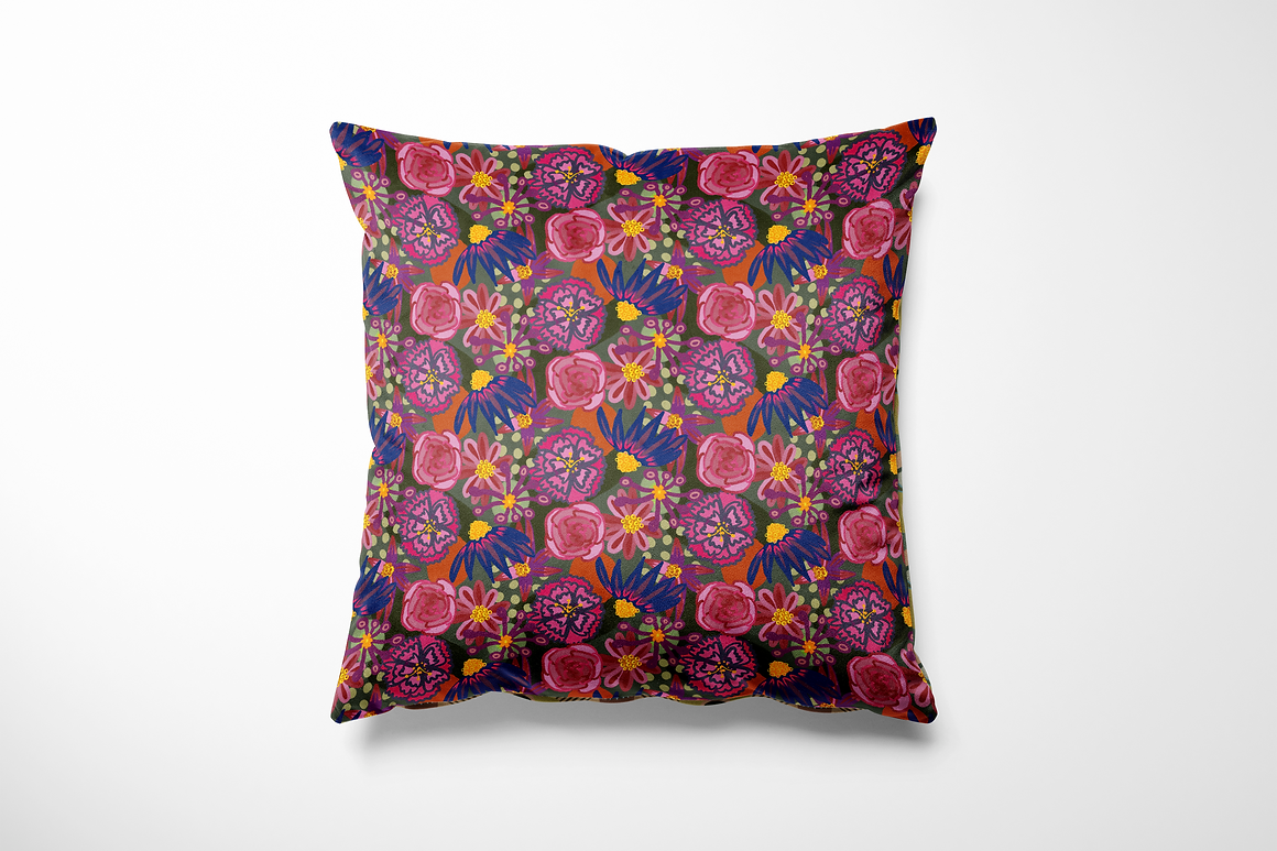 Kussen voor binnen en buiten met een romantische bloemenprint in diepe kleuren. Op een warme roestrode achtergrond bloeien rozen in roze en fuchsia, afgewisseld met bloemen in donkerblauw, zacht lila en felgeel. Dit kleurrijke patroon geeft een zwoele, dromerige sfeer aan je tuin of interieur. Gemaakt van waterafstotende buitenstof – dus ideaal voor binnen én buiten loungen.