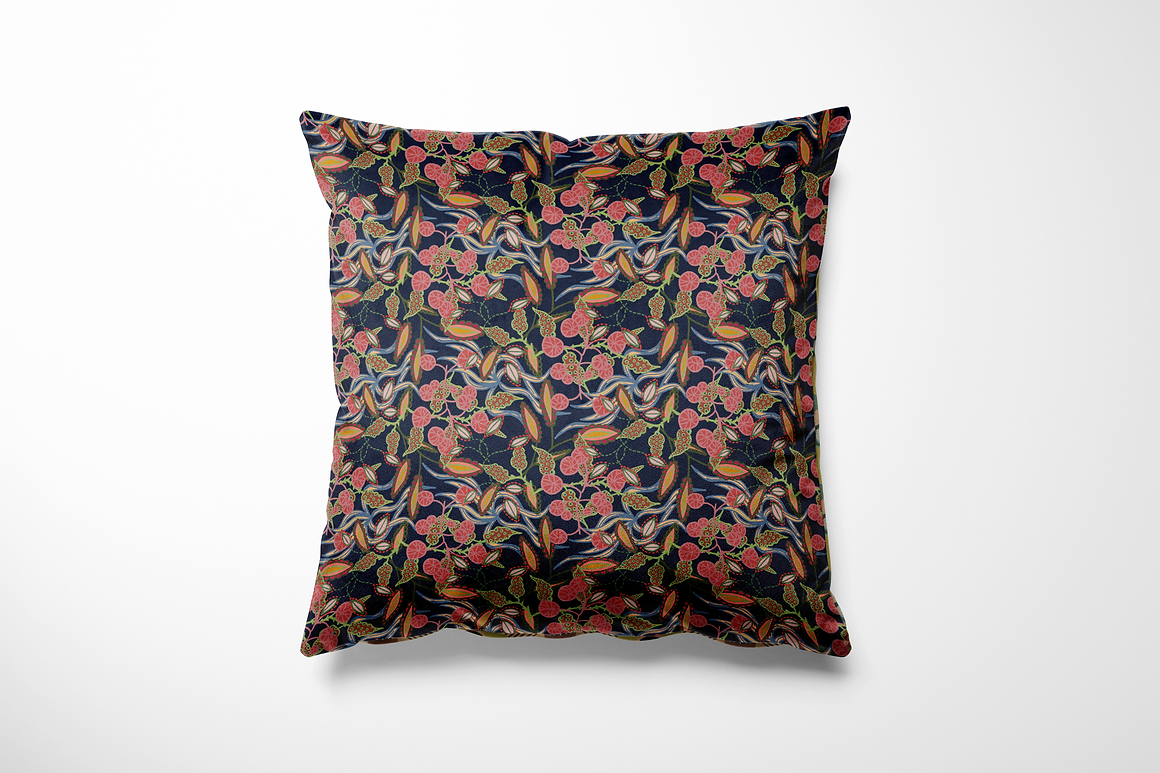 Vierkant kussen geschikt voor binnen en buiten, met een gedetailleerde botanische print op een diepe, donkerblauwe achtergrond. De illustratie toont sierlijke bladeren in grijs, oranje en roestrood, afgewisseld met roze bloemen en groene bessen. De print heeft een verfijnde urban jungle vibe met een vleugje vintage flair – perfect voor wie houdt van karakter en kleur in huis of tuin.