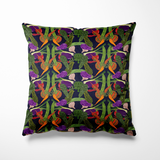 Kussen voor binnen en buiten met een speelse print vol kleurrijke groentes zoals wortels, aubergines, paprika’s, broccoli en knoflook op een donkerblauwe achtergrond. De levendige kleuren in oranje, groen, paars en rood zorgen voor een vrolijke, eclectische uitstraling – perfect voor een tuinbank of funky keukenhoek. Gemaakt van stevige buitenstof, dus spatbestendig en geschikt voor elk seizoen.