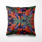 Kussen voor binnen en buiten met een sfeervol nachtdesign vol donkerblauwe druiventrossen met stippen, oranjebruine bladeren, groene vijgenbladeren en wijnrode accenten. De diepe kleuren op een donkerblauwe achtergrond geven een rijke, mediterrane uitstraling – alsof je op een warme zomeravond in een wijngaard