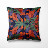 Kussen voor binnen en buiten met een sfeervol nachtdesign vol donkerblauwe druiventrossen met stippen, oranjebruine bladeren, groene vijgenbladeren en wijnrode accenten. De diepe kleuren op een donkerblauwe achtergrond geven een rijke, mediterrane uitstraling – alsof je op een warme zomeravond in een wijngaard