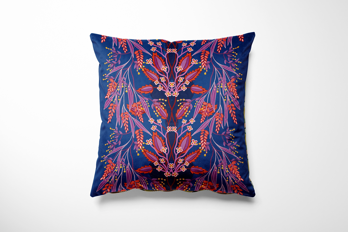 Vierkant binnen- en buitenkussen met een verfijnde symmetrische bloemenprint in rood, roze, lila en paars, met sierlijke takken en blaadjes die lijken te dansen over een diepe kobaltblauwe achtergrond. De print bevat ook kleine gele stipjes als accent. Een elegante eyecatcher die kleur en karakter toevoegt aan je tuinbank of woonkamer.