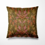 Vierkant kussen voor binnen en buiten met een sierlijke botanische print. De ondergrond is diep sepia, met een symmetrisch patroon van bladeren en bloesems in oudroze, terra, oker en zachte groentinten. Het design ademt een warme, nostalgische sfeer en voegt een verfijnd kleuraccent toe aan elk interieur of tuinmeubel.